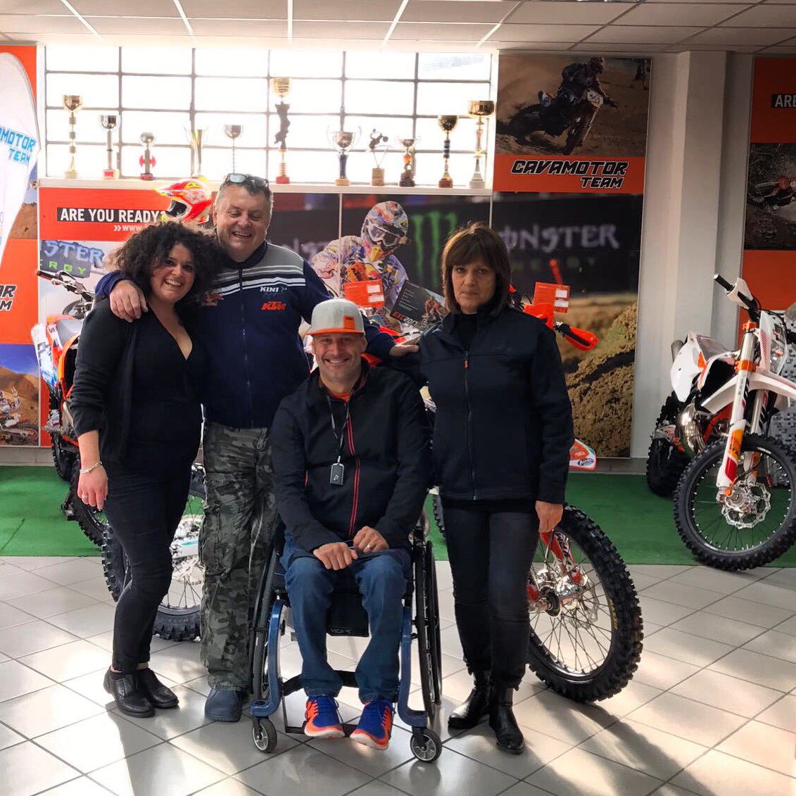 Con i Cavazzana presso la loro carrozzería di Leiní dove ho riconsegnato la moto appena tornata dagli States #CavamotorSrl <a href="/KTM_Racing/">RED BULL KTM FACTORY RACING</a>
