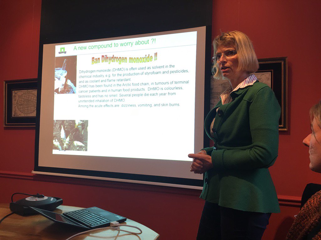 foodlog_nl's tweet photo. Prof. Tinka Murk geeft uitleg over gevaarlijke stoffen in ons eten. #foodinteraction https://t.co/6FoIBY6yoY