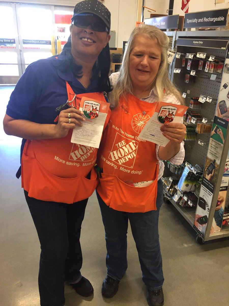 theDAlsobrooks's tweet photo. Gearing up Valdosta for Veterans Day! Put the ladies on a green bulb challenge this morning. Needless to say we emptied the wing stack! 50+ https://t.co/40Q9JdHohF