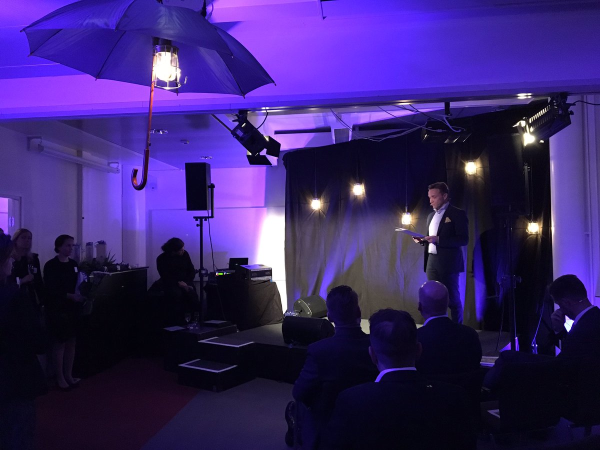 TuuliKalliosalo's tweet photo. Timo Ritakallio Rainmaker Menestyvä Johtaja -gaalassa: hyvä johtaja ei ole koskaan valmis. #MenestyväJohtaja #RainmakerFi #gaala https://t.co/GxZYEuTBJX