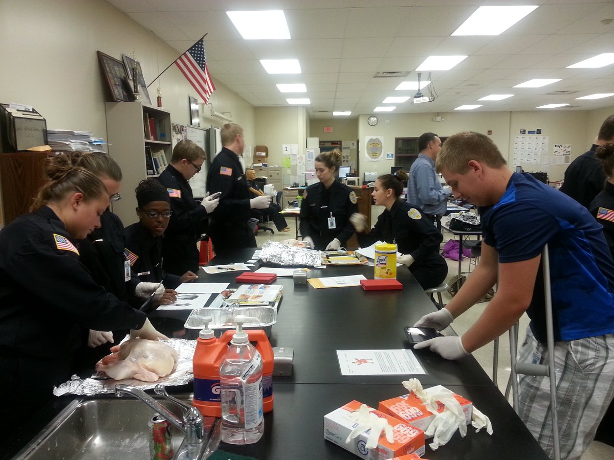 JenniferLLeip's tweet photo. AM crim just students try to determine the cause of death of the "victims" in lab @BTCareerTechED #TAIT #scienceincte https://t.co/lc6shW30BK