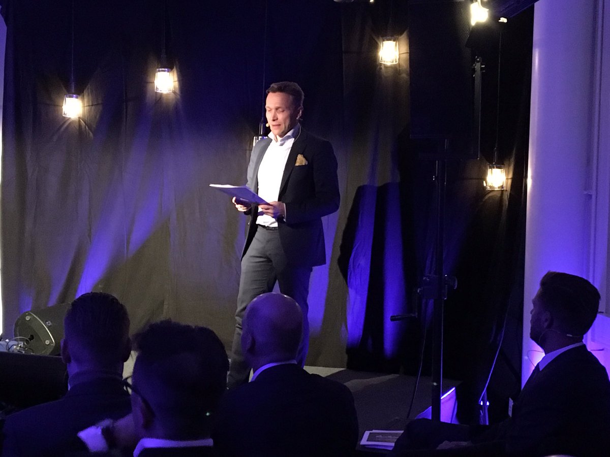 TuuliKalliosalo's tweet photo. Ilmarisen Timo Ritakallio: Itsensä johtamisen rooli työelämässä on noussut. #MenestyväJohtaja  #RainmakerFi #gaala https://t.co/kfN7CkE0Il