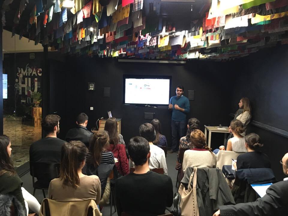 fwl_es's tweet image. Ayer estuvimos con nuestros 3 equipos ganadores en #FWLMAD16 y nuestro partner @Bridge4Billions. ¡Gracias por esos 3 meses de incubación!