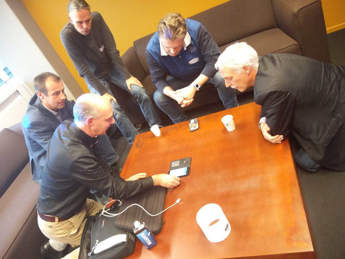 alangedijk's tweet photo. #Demo #SURFSIM als simpele authenticatie #eduroam: protocol via #SIM, geen #login en #pasword nodig! En heel #veilig. #Netwerkdag @SURFnet https://t.co/OdcZWkCISn