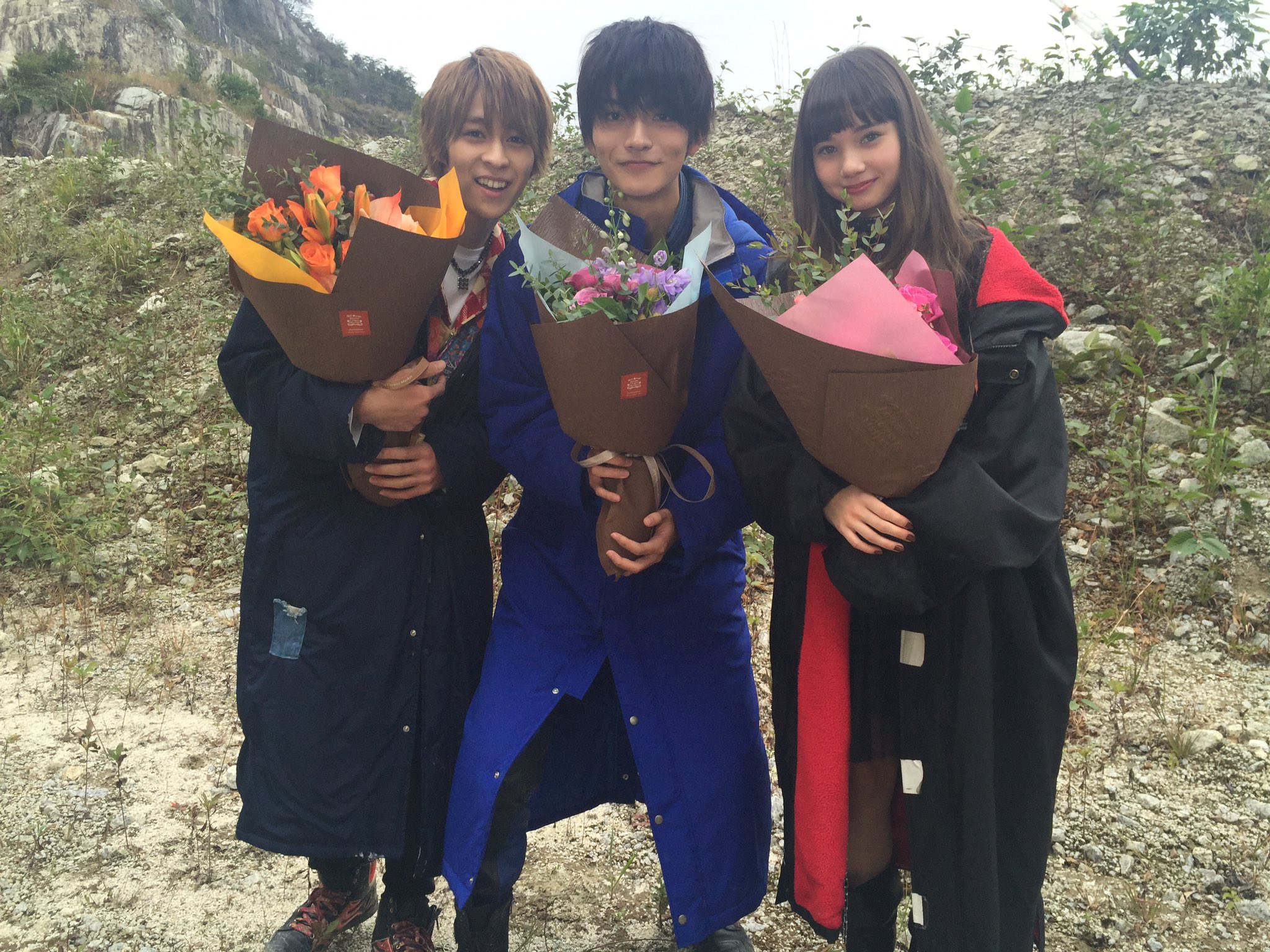 仮面ライダーゴースト Vシネマ 仮面ライダースペクター 昨日オールアップしました 寒い中 そして数度にわたる雨降しやナイターもあり過酷な撮影でしたがみんな達成感と笑顔でアップ マコトたちの活躍は今後も紹介していきますのでよろしくお願いします