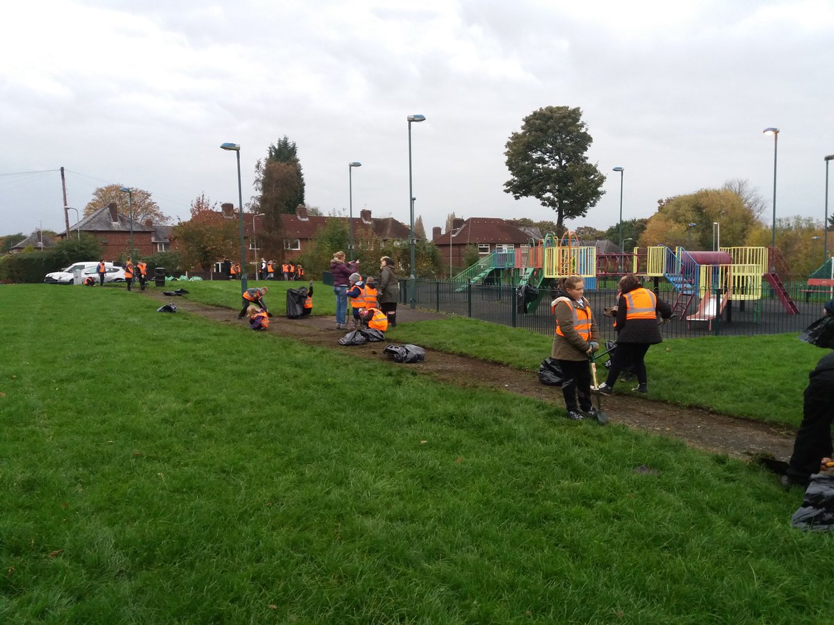 MCCWythenshawe's tweet photo. Bencill Primary School caring for their local park #realbenchill #reallives https://t.co/O1PgA4o6L4