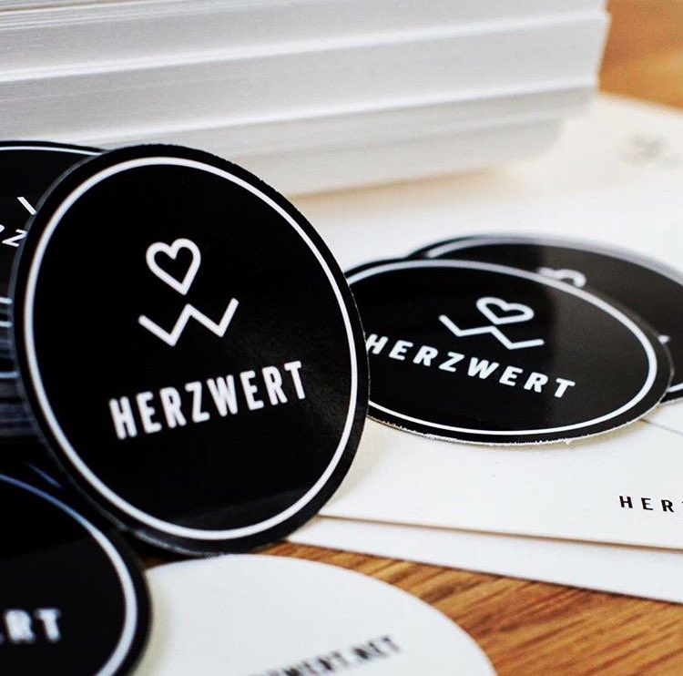Tadaaa... die ersten #HERZWERT-#Sticker sind da. Einfach DM oder Mail an herzwert@proevent.net und Ihr bekommt Post von uns! 😊
