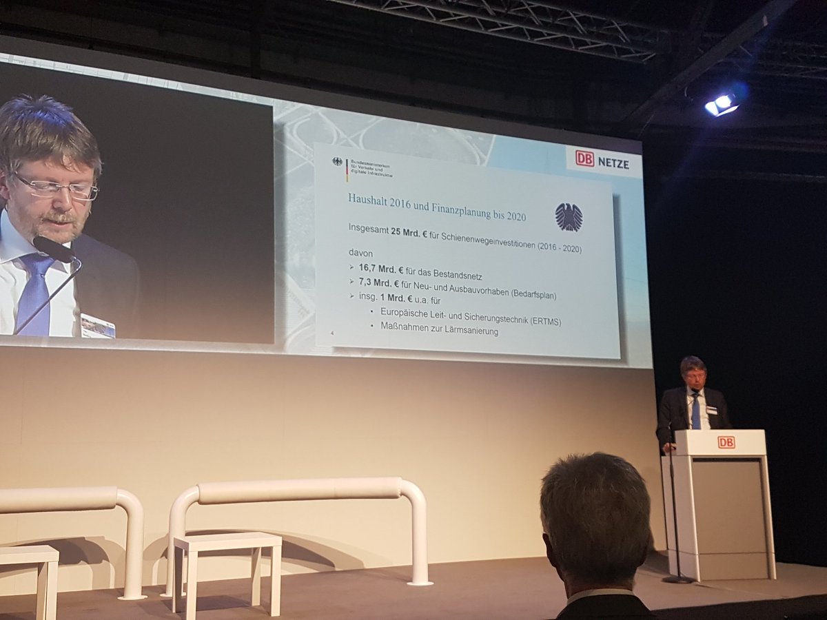 DirkFlege's tweet image. Hugo Gratza vom #BMVI: "Halbierung Trassenpreise nicht ohne weiteres realisierbar. Wer zahlt die andere Hälfte?". Rede #InfraDialog 2016