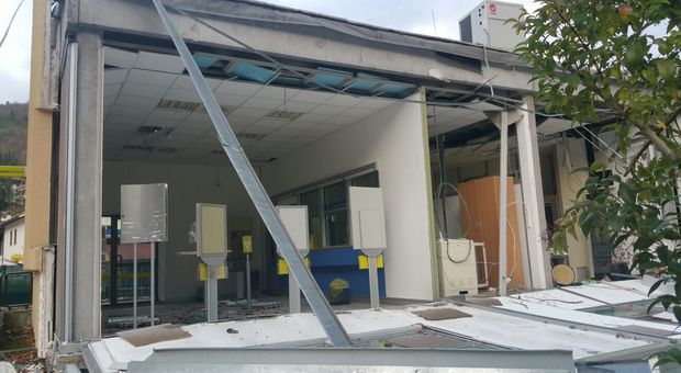 ilmessaggeroit's tweet photo. Terremoto, a #visso crolla la facciata delle #poste: l'ufficio si sposta in un #pullmino https://t.co/GXx3DoH2Fv https://t.co/8S6kXimnuZ