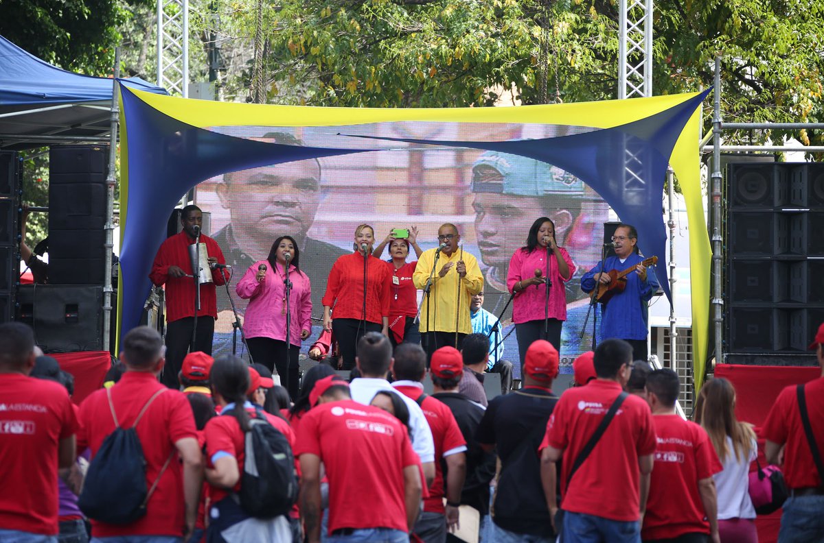 BelenDuran8a's tweet image. TuiterosDLaFaja: RT PDVSA: Trabajadores de PDVSA celebran la llegada de la navidad con alegría y Paz. || #Constitu…