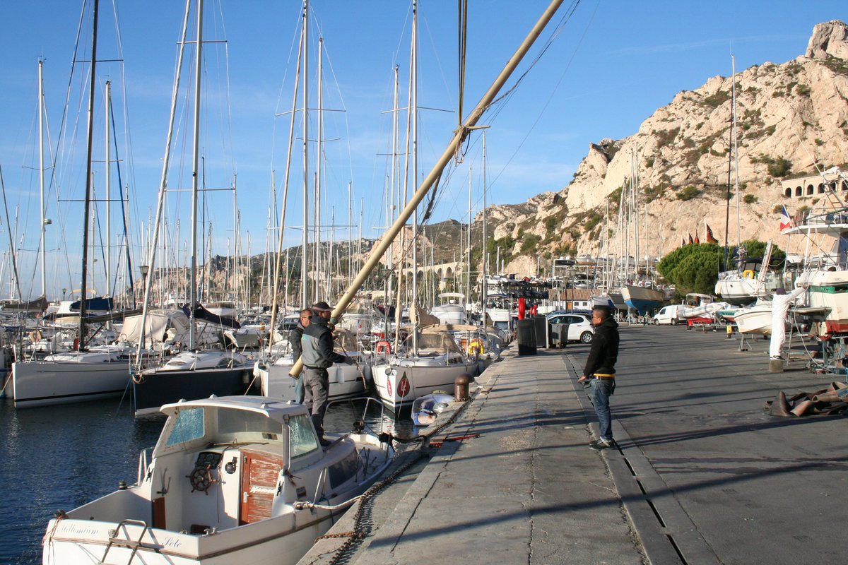 d3epaca's tweet photo. Encore un enlèvement d'épave à Port Corbières (Marseille) ce matin 
#recyclage #déconstruction #portpropre #BPHU https://t.co/YBtR24FDRm