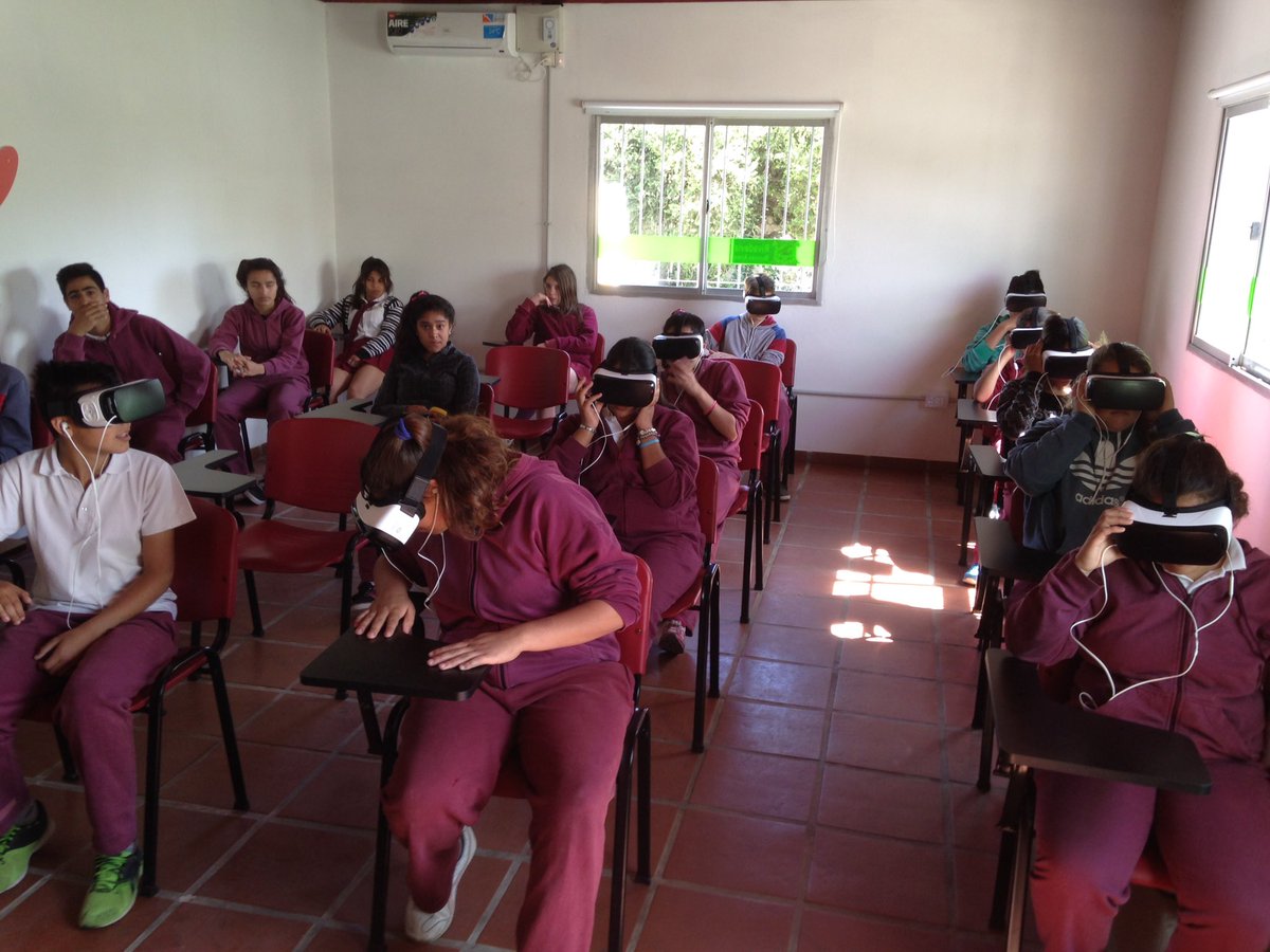 Zaal_86265's tweet image. Hoy visitan Casa RED alumnos de 2 año de ES5. #RedVirtual @edgaralarconm @Munirivadavia1 @JUReynoso