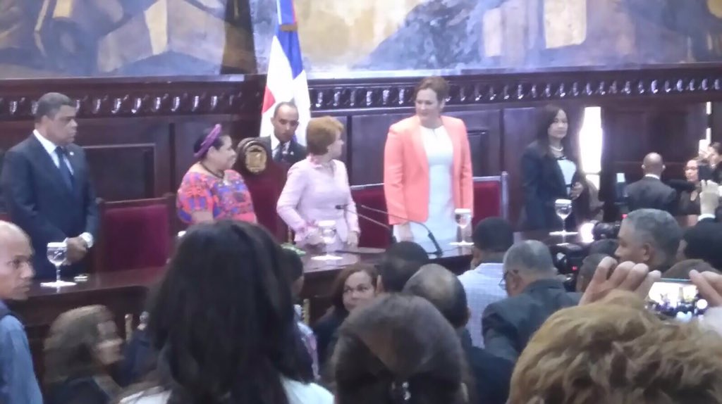 Aneudy_N's tweet photo. Congreso Nacional entrega Reconocimiento Especial a la Premio Nobel de la Paz @RigobertMenchu . @ElicFernandez #CDReconoceRigobertaMenchu https://t.co/BFPJGLIglm