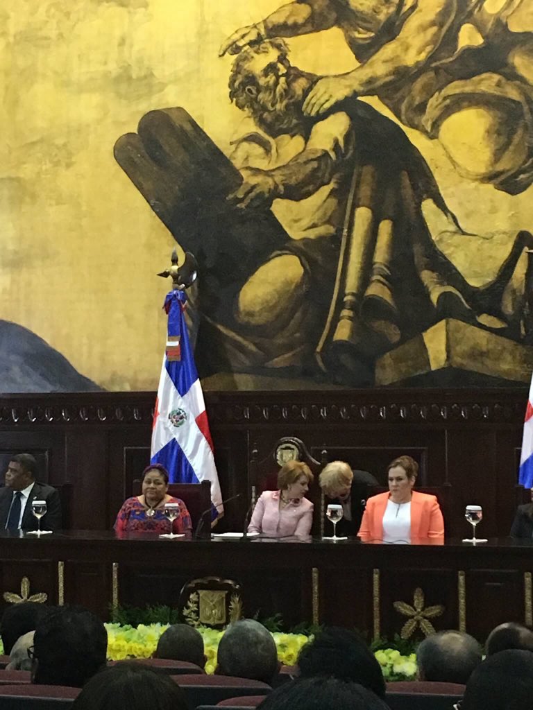 Aneudy_N's tweet photo. Congreso Nacional entrega Reconocimiento Especial a la Premio Nobel de la Paz @RigobertMenchu . @ElicFernandez #CDReconoceRigobertaMenchu https://t.co/BFPJGLIglm