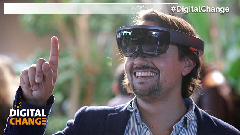 agence_api's tweet photo. [#DigitalChange] A la pause entre les ateliers #2 et #3… découvrez les lunettes @HoloLens sur le stand @Niji_Digital ! #mixedreality https://t.co/T1AesIl6Ko