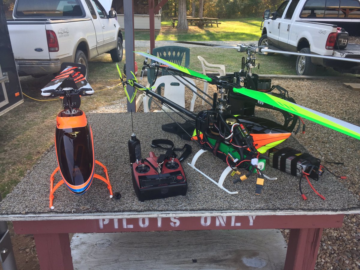 markp_1998's tweet photo. It's always heli day! #amamodelaviation #rcheli #heliday #mikado #align #thundertiger #blade https://t.co/JwNRV8QEQi