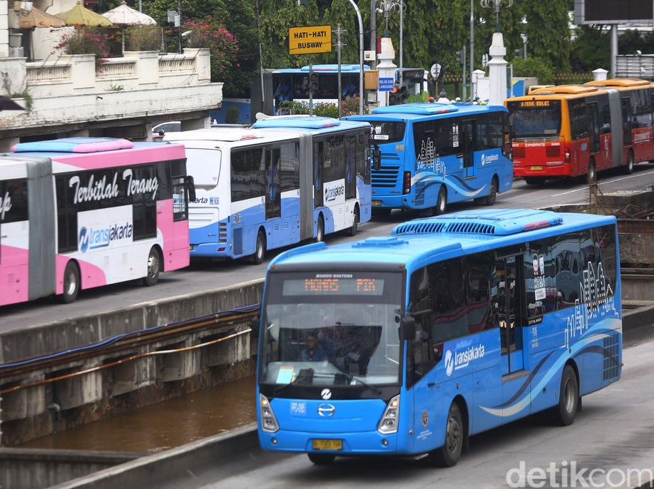 detikcom's tweet photo. TransJakarta Beroperasi Normal saat Demo 4 November, Pengalihan Situasional https://t.co/j9UkutL8kI https://t.co/FthbkHBnVf