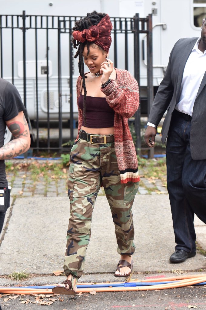 RihannaDiva's tweet photo. Rihanna on set today in NYC 🗽 https://t.co/uv2FBwTLdU