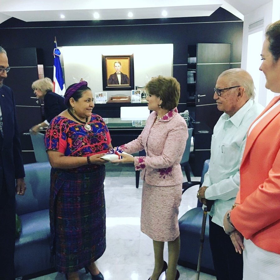 tcabralp's tweet photo. Congreso Nacional entrega Reconocimiento Especial a la Premio Nobel de la Paz @RigobertMenchu . @ElicFernandez #CDReconoceRigobertaMenchu https://t.co/p5mrQjOzpM
