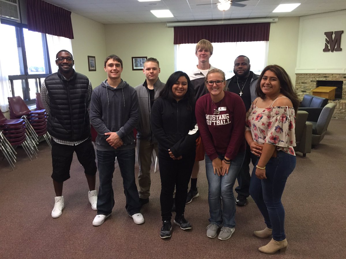 lexiekristine5's tweet photo. Hey @Ren_Fron gave some students a tour of Mside today that knew you. Recognize them?? #westtomside https://t.co/sSoBeUGPgv