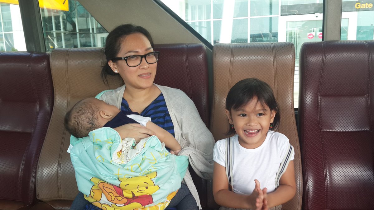 eireneERJS's tweet photo. #Waktubersama di shuttle bus, Kk happy melihat pesawat yg akan dinaiki. #NikmatiHarimu #holiday @Nabati_ID @Yesay_Setiawan @TheresiaEnjelia https://t.co/Na5asAhP4e