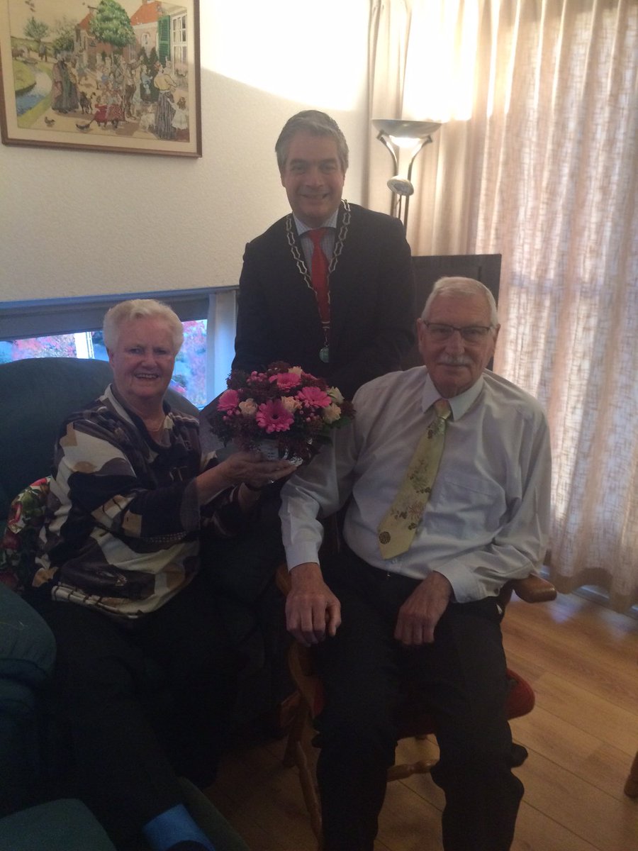 Het echtpaar Roeland-Olij 60 jaar getrouwd! Dat werd met familie in Diemen-Noord gevierd. Wahida en ik kwamen langs voor de felicitaties.
