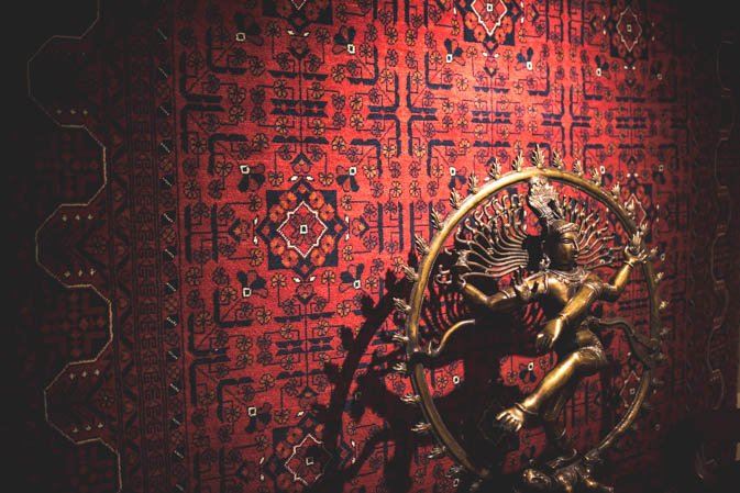 17thavesw's tweet photo. Transform your house into a home @indodesigner, the Ave's go-to destination for beautiful, quality, handmade rugs. https://t.co/Rs8eRc5ZY6 https://t.co/e5Z9NFVxJQ