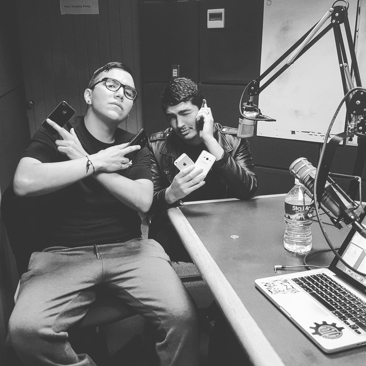 PLOPRadioMX's tweet photo. Tenemos varios phones en #ElOasis • #PLOPRadio ya sonando con "Homegrizzy Boys" de @YogaFireMx @Fntxy @MxAlemanMx y más de la @HomegrownMX https://t.co/nM8MrrMk4F