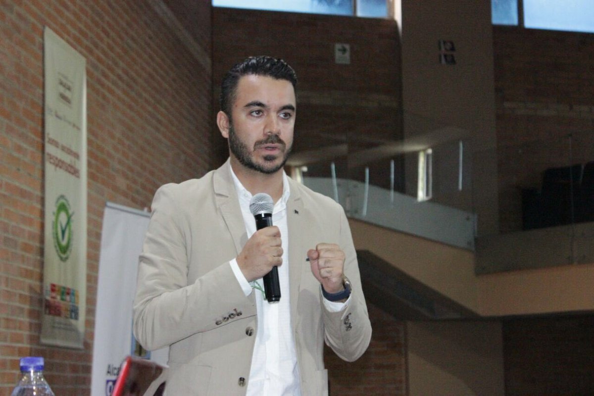 SapienciaMed's tweet photo. "El conocimiento ha sido clave para que esta sociedad supere su fragilidad" @SilvaMoyano #CongresoTransforma @_IUSH https://t.co/FpUuZRX7ai