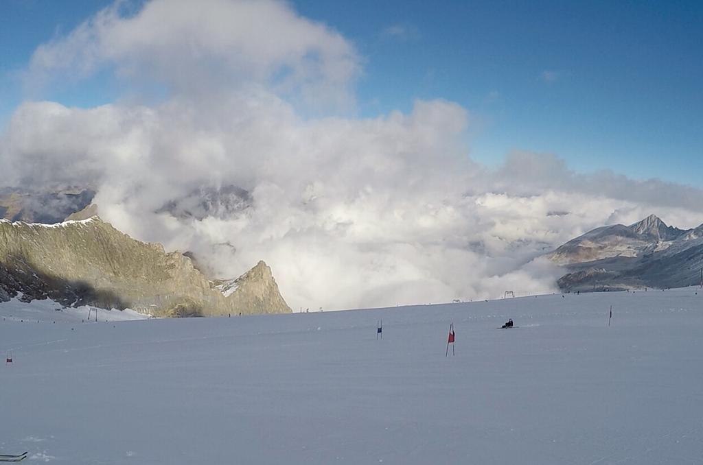 BarbaravBergen's tweet image. Loving it! 2nd day of speed training
#superG #ParaSkiNL #hintertuxgletscher #speed #sitski #RoadtoPyeongChang2018