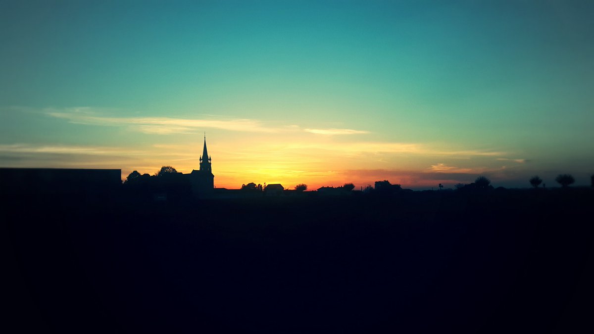 CroixDuMerle's tweet photo. Belle soirée à vous. #pomerol #SaintEmilion https://t.co/klEiQdYNUb