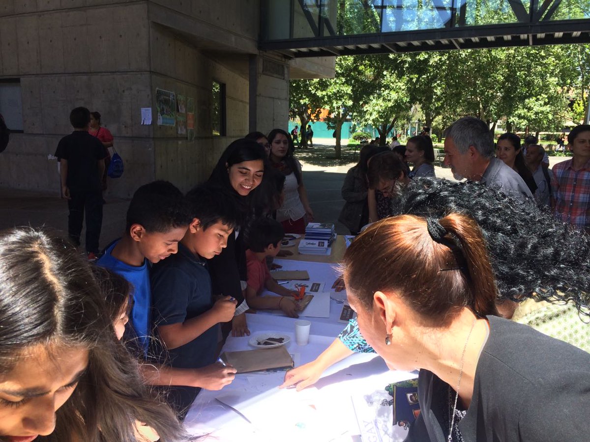 Fac_EducacionUC's tweet photo. Niñ@s de #RecreaUC firman libros de su autoría en @Fac_EducacionUC @ucatolica @FraaanGutierrez @LorenaMedinaUC https://t.co/4tZmtAMmxV