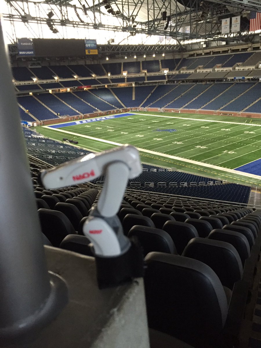 NachiRobotics's tweet photo. #MiniNachiRobot is hard at work recruiting veterans @RecruitMilitary's #careerfair at #FordField. #whereintheworld #RmHire #NRS #nachi https://t.co/r6I4KLJg7j