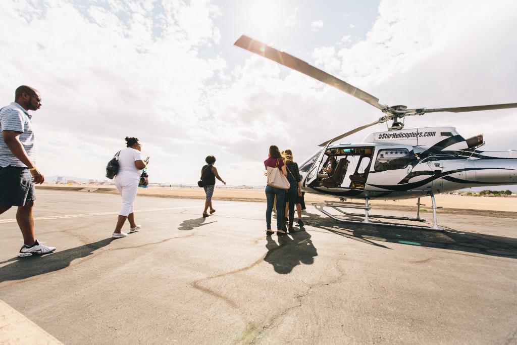 DTLocal's tweet photo. DreamTrippers soared over the famous #LasVegas strip in their own luxury helicopter ride with @5starhelicopter #PlayDTLocal https://t.co/IpLYHrTTpK