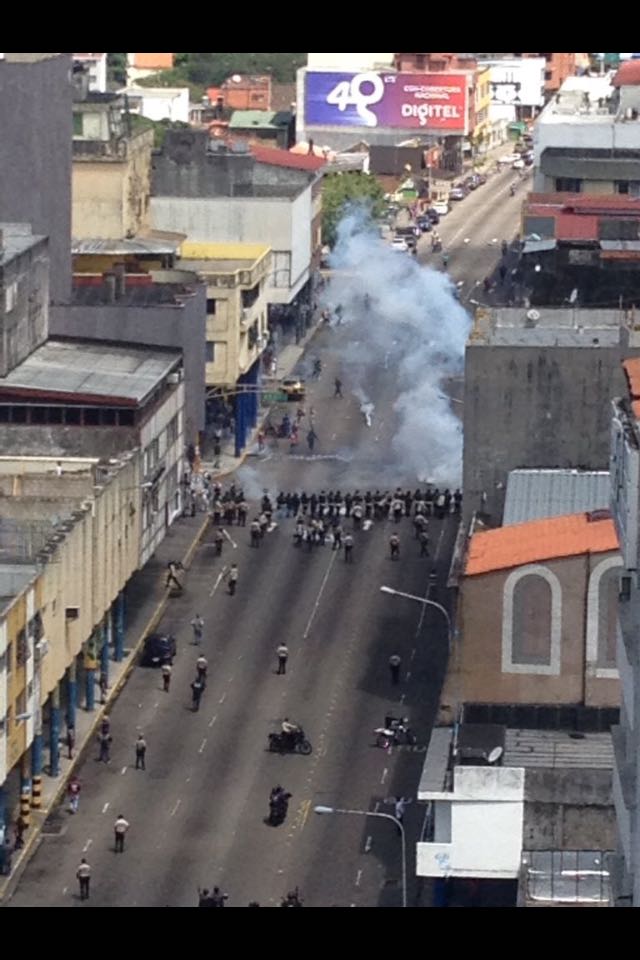 Garcareinaldo's tweet photo. Este será el "Dialogo" que apuesta @Pontifex_es @Pontifex? Reprimen a estudiantes que luchan por la libertad de Venezuela https://t.co/OUgmUrgasn