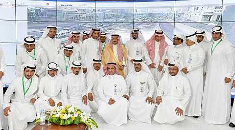 Amanatalriyadh's tweet photo. سموه أمير منطقة #الرياض  في صورة تذكارية مع العاملين في مركز التحكم والسيطرة https://t.co/XNwHd4CGlE
