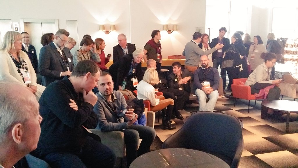MCoumaros's tweet photo. Bravo aux nouveaux Community Managers @orange 
Diplôme remis par @Barre_Jerome 
#SPOC_CM https://t.co/pyEe7VtHia