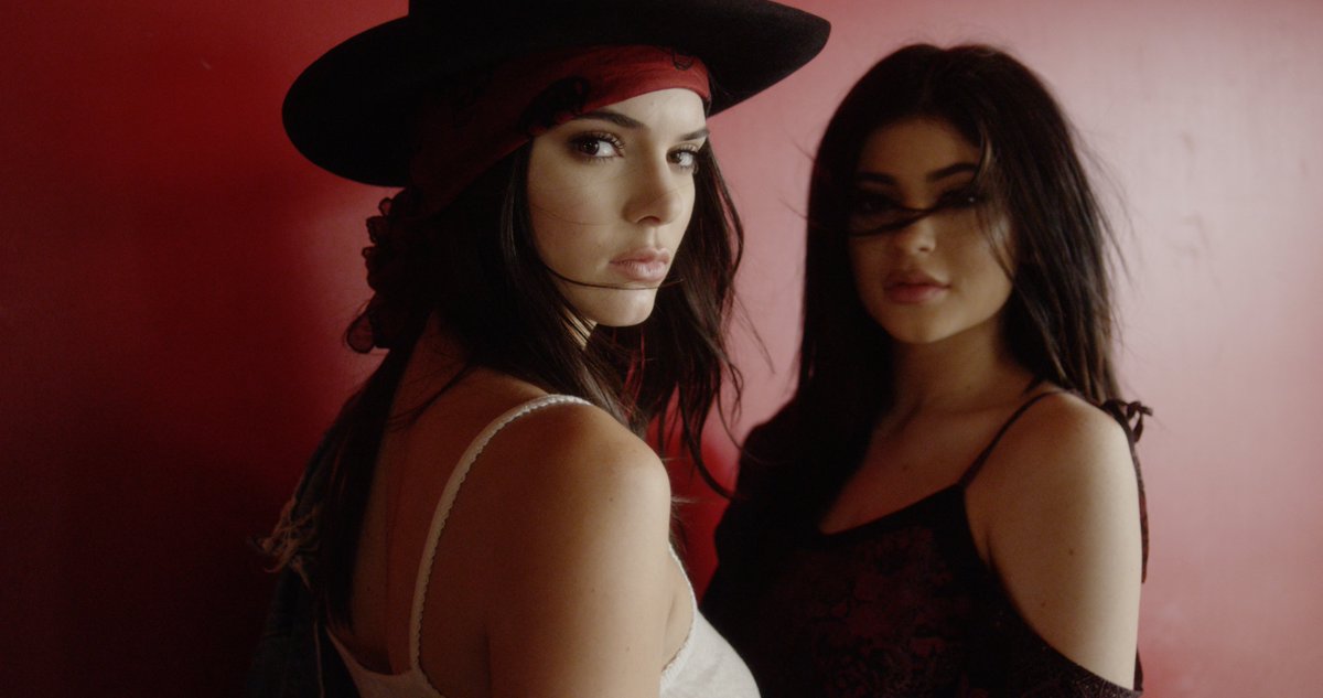 DLM_US's tweet photo. #kendalljenner #kyliejenner
@KendallJenner @KylieJenner 
https://t.co/8StJZ0CfCs https://t.co/T3JHedPEK3