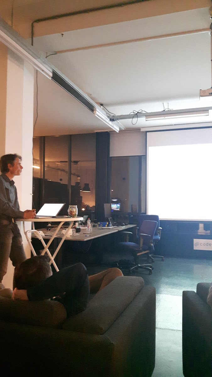 codecentric_nl's tweet image. Collega @jsprengers in actie tijdens onze kennissessie #devthursday over #java #kotlin interopability