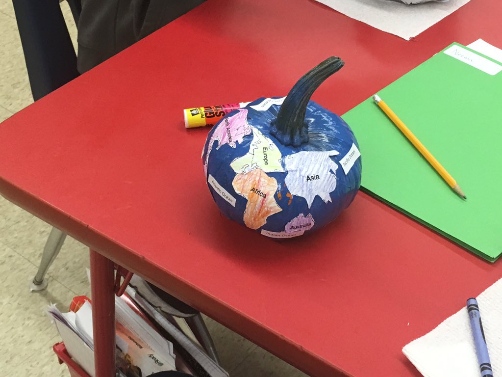 SusanCast7's tweet image. Creative afternoon learning about our 7 continents and 5 oceans with pumpkins left over from Halloween #beingcreative #grade3fun