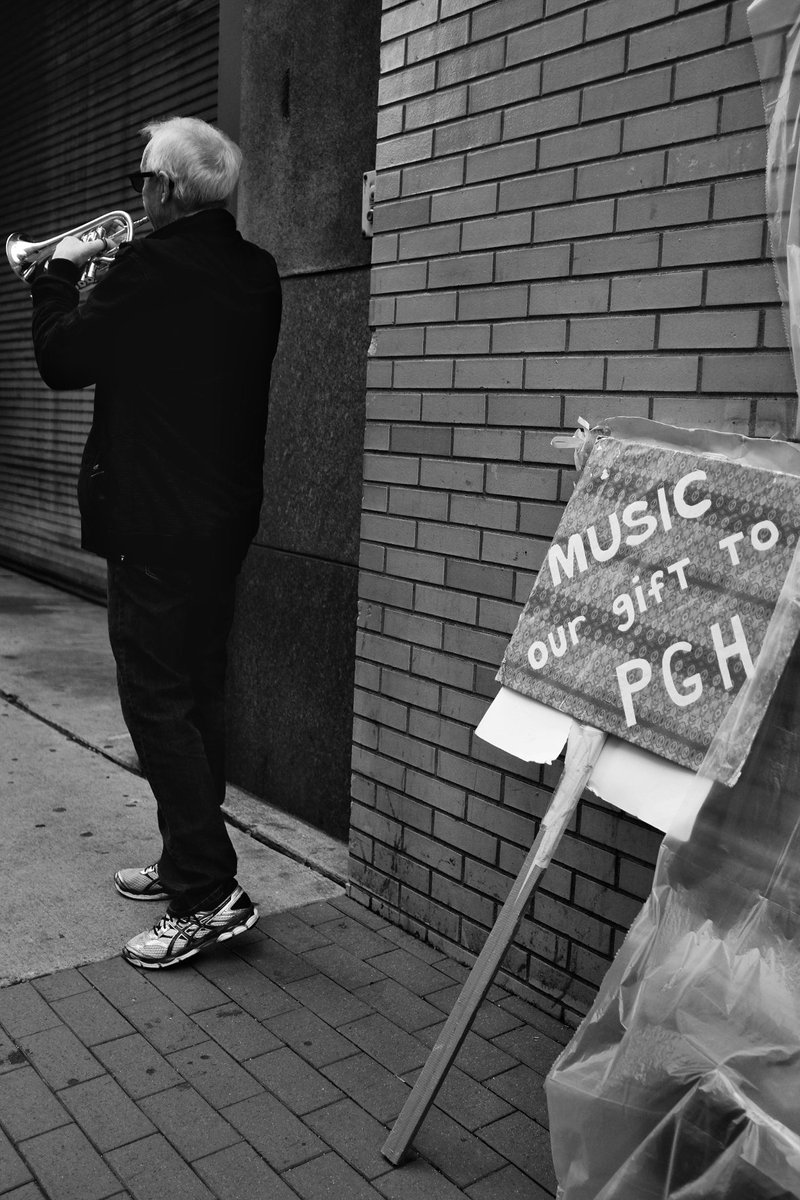 jaimele321's tweet photo. Gifts Of Comfort &amp; Joy
#streetphotography #blackandwhite #heinzhallsymphonyorchestra #onstrike #supportpso #pittsburgh #PSO #fujix100t https://t.co/DNfYrnAcOs