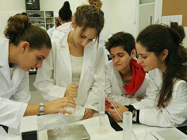 EducemGran's tweet photo. #FAR1 preparant la loció de #Calamina #workinprogress #Educem 😎😎 https://t.co/fBMPurbTCv
