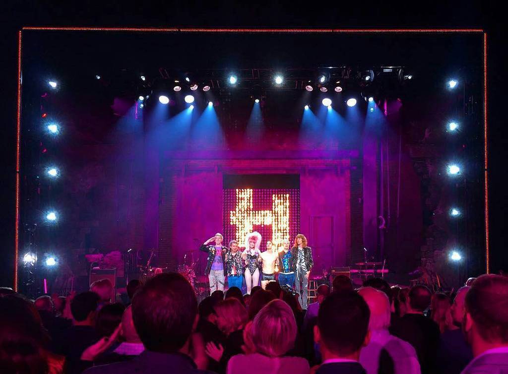DarrenArmy's tweet photo. #Repost @sarahendel 
Great big opening #darrencriss / #lenarockerhall https://t.co/b17dsAWiIX https://t.co/7bp3HB3juu