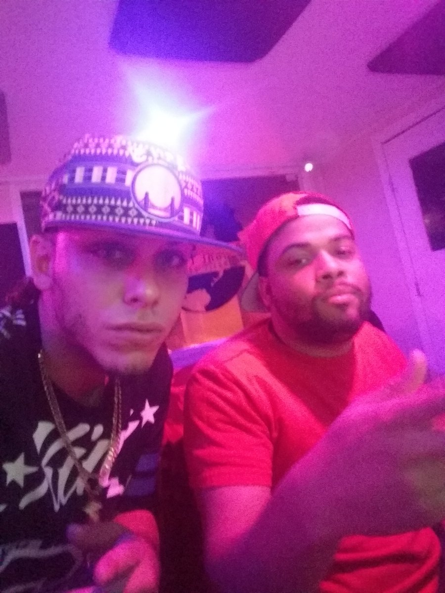 Jsin973's tweet photo. ME AND THE MAGICIAN HIMSELF MR @ClutChBeats THIS MAN RIGHT HERE DOES MAGIC MAKE SURE FOLLOW HIM #GlobalEmpireMusicGroup #NME #JSIN #CLUTCH https://t.co/VDT9aDc445
