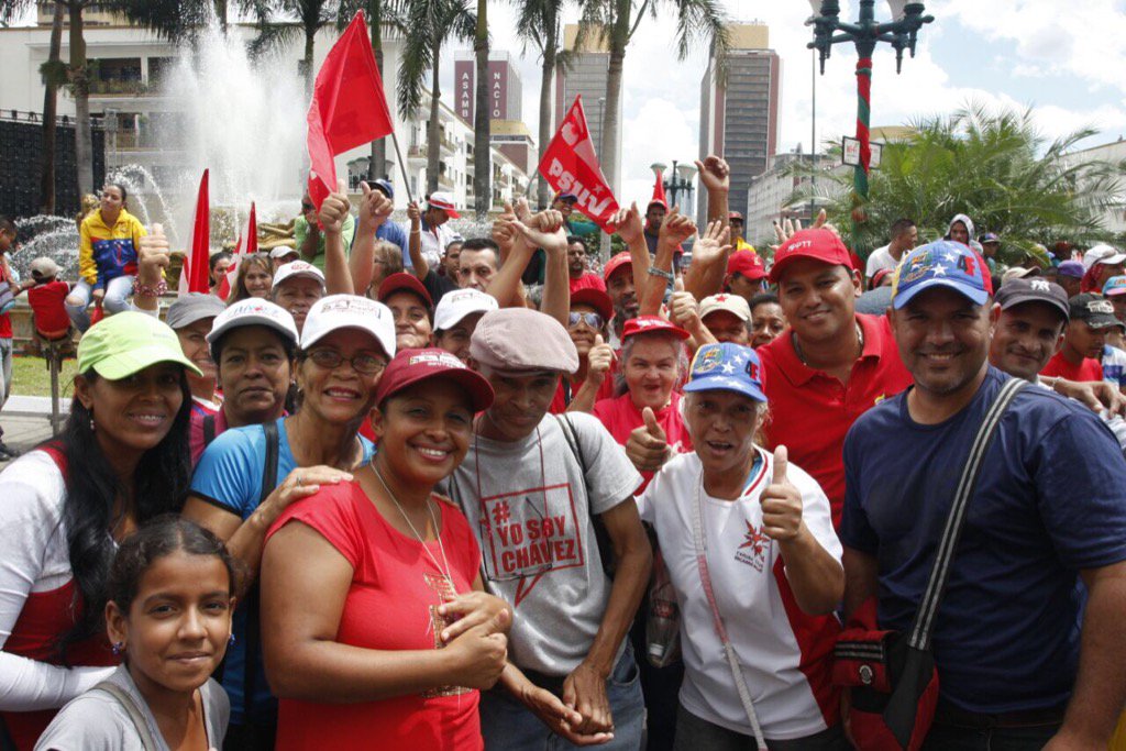 LuisLopezPSUV's tweet photo. Alegría Revolucionaria defendiendo la Patria en Paz con @NicolasMaduro #ARAGUApaMIRAFLORES @TareckPSUV @dcabellor https://t.co/0XyHJo4Re2