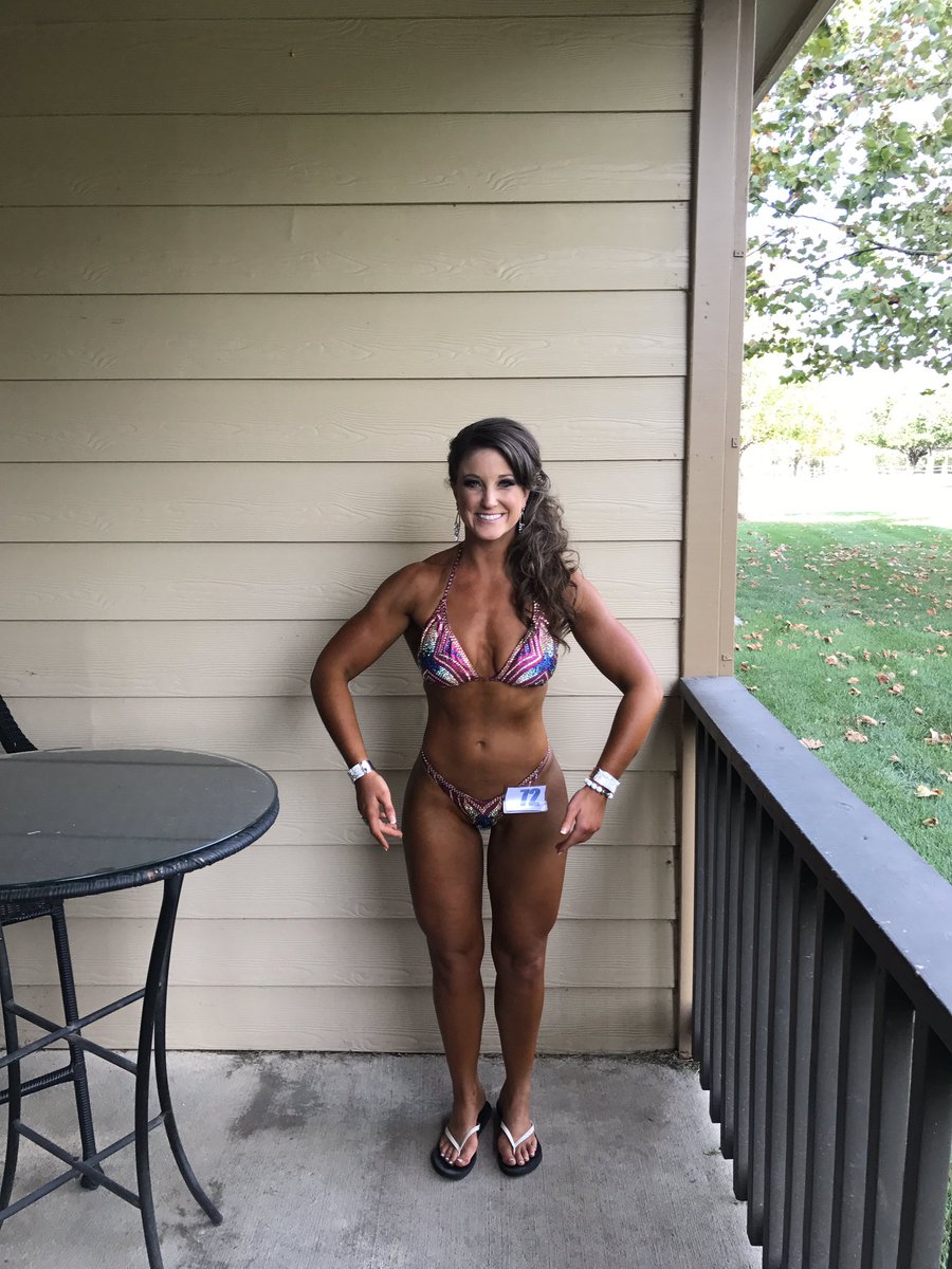 EL_larson3's tweet photo. Between morning & evening #AllStar #KC #figureshow #allsmiles https://t.co/WEuFvrPsu6