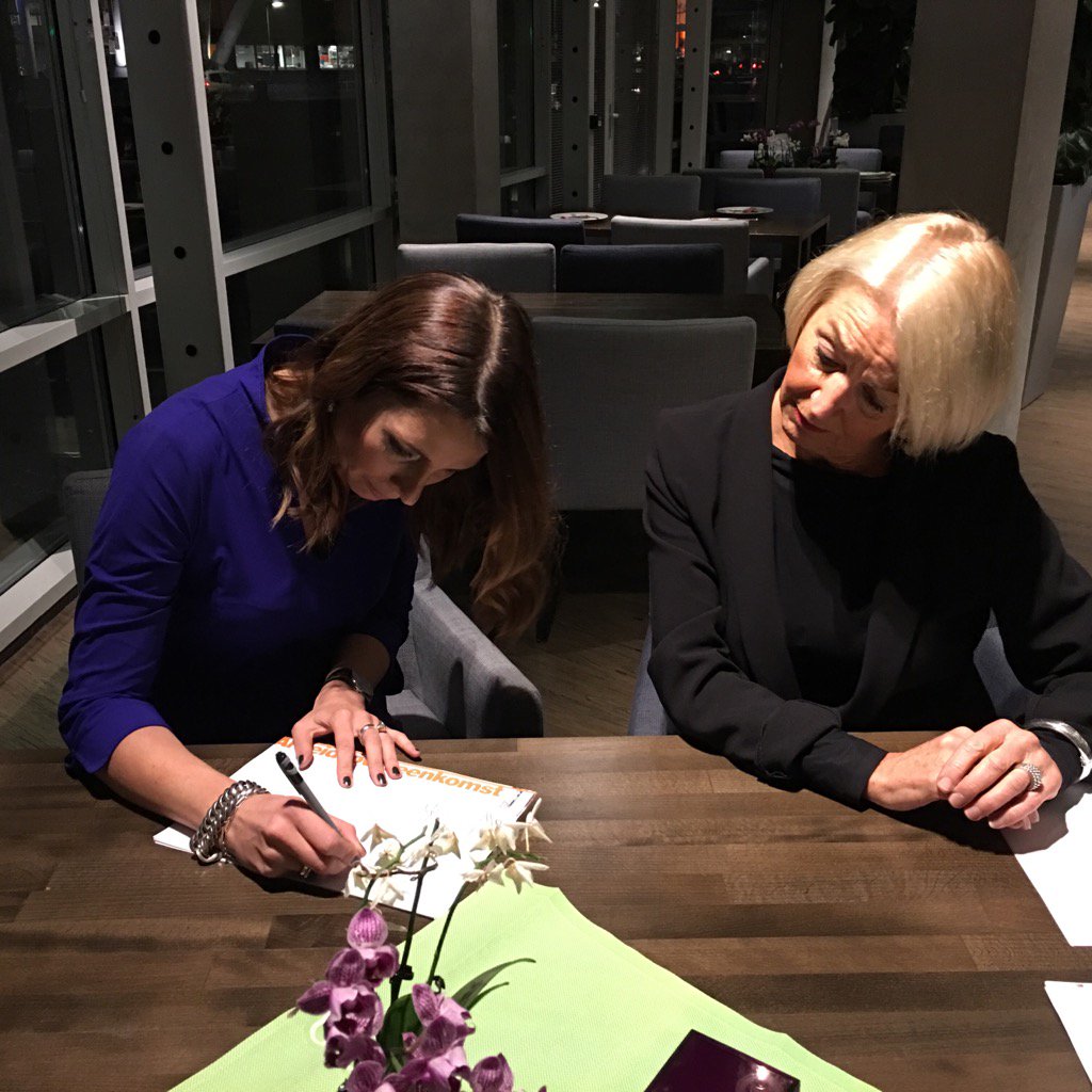 Check! #TheaKoster tekent als nieuw lid CvB bij #DeltionCollege #kiezenvoordetoekomst is kiezen voor #Deltion #GPTW