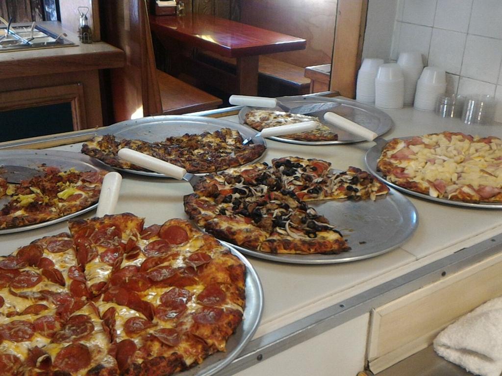 What is #pizza but an open faced sandwich? #happynationalsandwichday