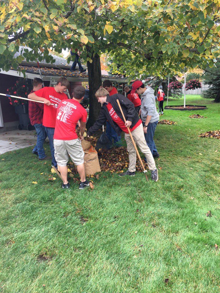 woodtick040's tweet image. Students from Berrien Springs High School&apos;s (Cte) programs volunteering for Day OF ACTION! #RAKEADIFFERENCE