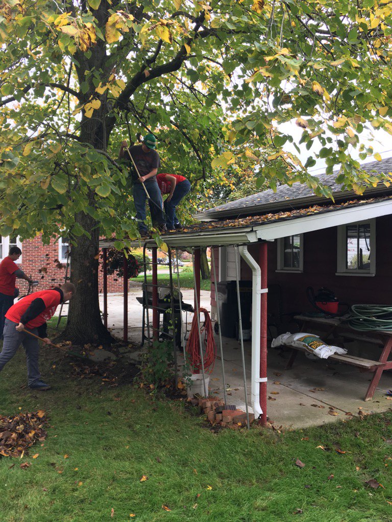 woodtick040's tweet image. Berrien Springs (Cte) students go both high and low to help out! #RAKEADIFFERENCE